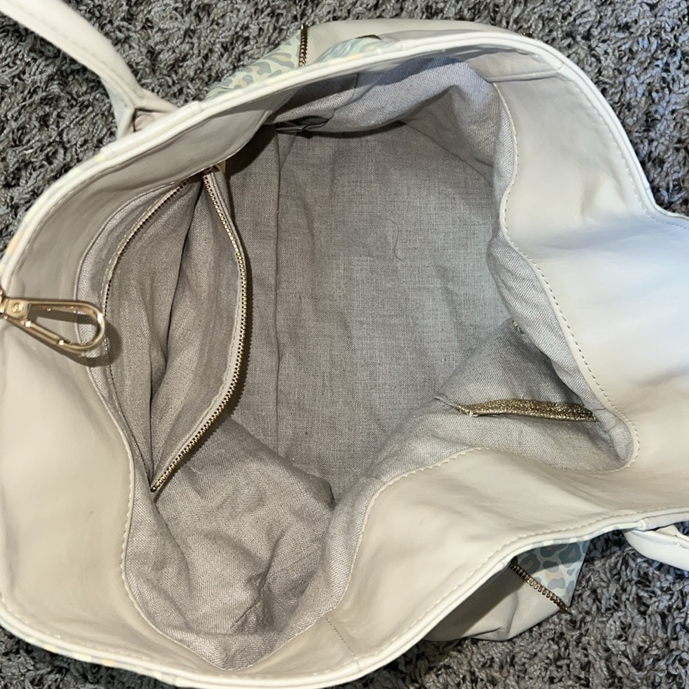 LAUREN MERKIN
Reese Toffee High Gloss Leather
Zipper Trim Tote‎ Made In U… - Picture 10 of 14